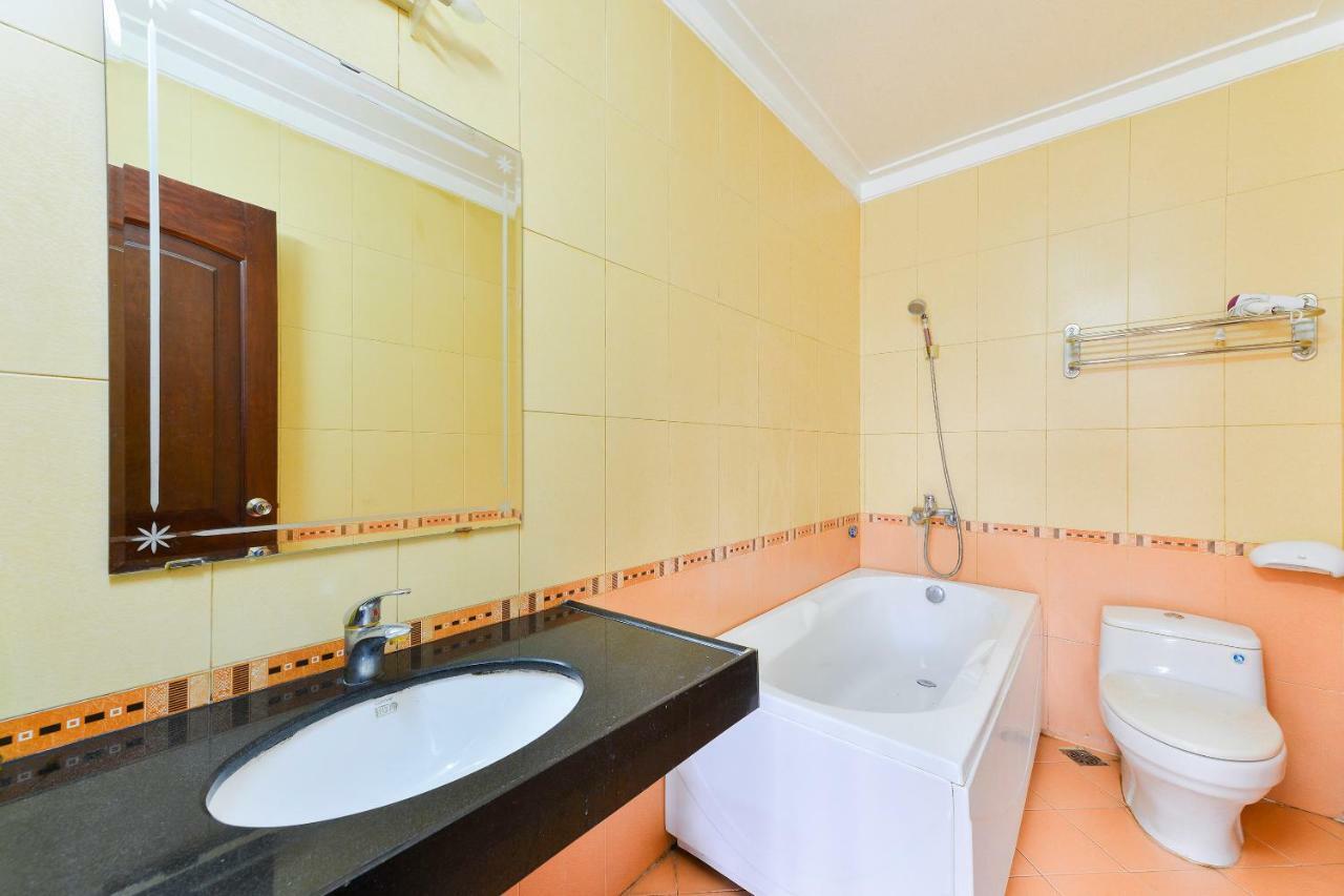 Oyo 216 Alisa Hotel Hanoi Buitenkant foto